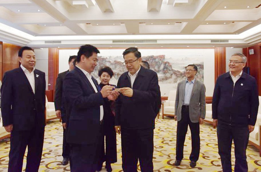 2018年4月16日，貴州省委書(shū)記孫志剛聽(tīng)取全國政協(xié)委員、民建中央常委、中華職業(yè)教育社副理事長(cháng)、四川國弘現代教育投資公司（省屬?lài)衅髽I(yè)）董事長(cháng)蘇華關(guān)于在貴州省發(fā)展教育事業(yè)和教育扶貧工作匯報。_副本.jpg