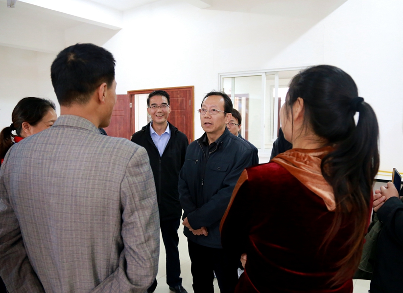 杜宇副司長(cháng)（右二）與彝區“9+3”駐校干部親切交談_副本.jpg