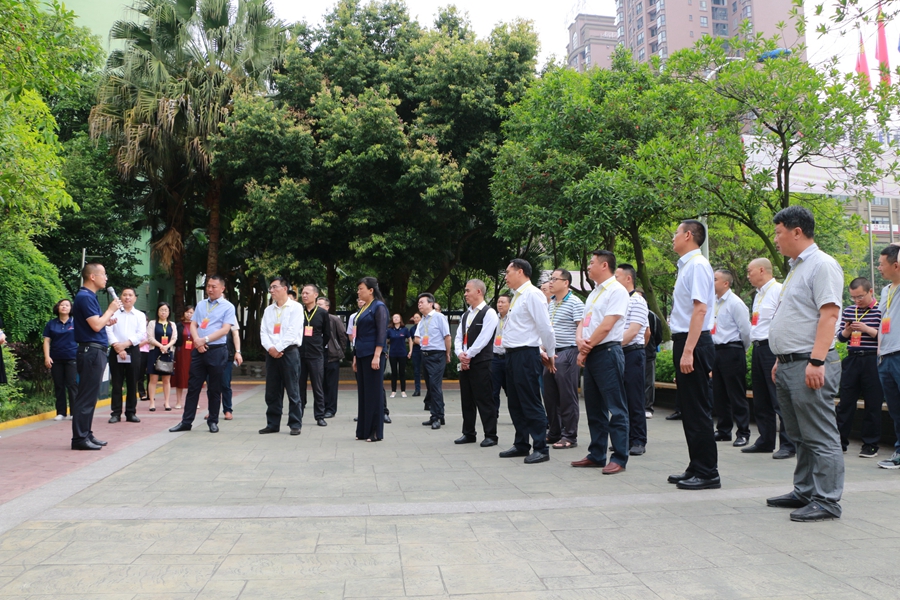 德陽(yáng)市、中江縣人大代表到繼光實(shí)驗學(xué)校調研.JPG