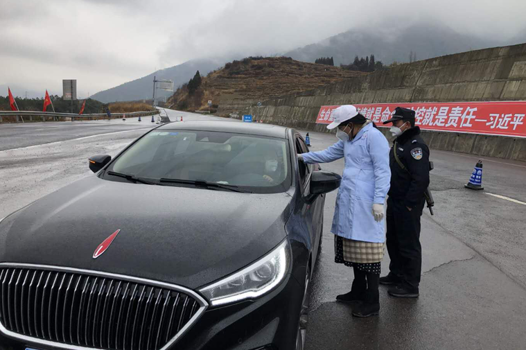 在高速收費站旁對過(guò)往車(chē)輛人員進(jìn)行體溫檢測_副本.png