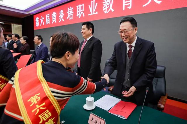 黃炎培職業(yè)教育獎揭曉，向獲獎?wù)咦ＹR！