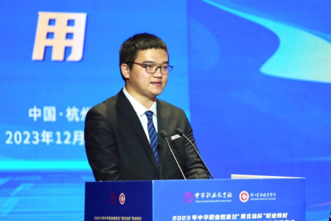 連續兩年股票個(gè)賽一等獎獲得者、浙江金融職業(yè)學(xué)院學(xué)生代表蔣開(kāi)運發(fā)言.png