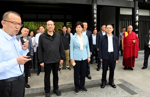 考察組在世園會(huì )主會(huì )場(chǎng)中華園藝展區成都園聽(tīng)取有關(guān)情況介紹。記者 姜寒冬 攝.jpg