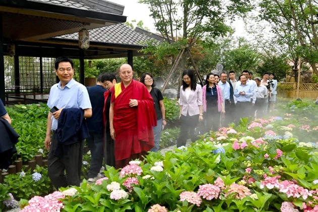 考察組在世園會(huì )國際園藝展區考察。記者 姜寒冬 攝.jpg11.jpg