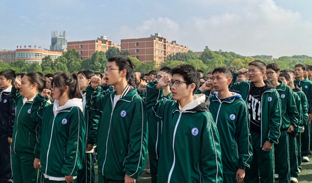 少年應有鴻鵠志，旗開(kāi)風(fēng)振啟征程——中江職中舉辦2025屆高三動(dòng)員大會(huì )2.jpg