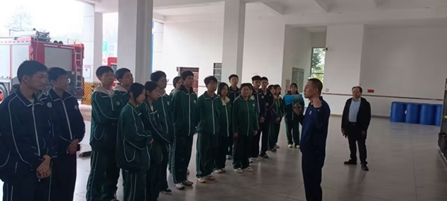 中江職中消防志愿者到縣消防大隊進(jìn)行消防體驗活動(dòng)1.jpg