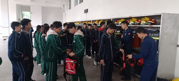 中江職中消防志愿者到縣消防大隊進(jìn)行消防體驗活動(dòng)2.jpg